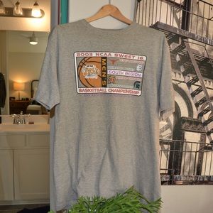 Vintage y2k ncaa basketball college tee